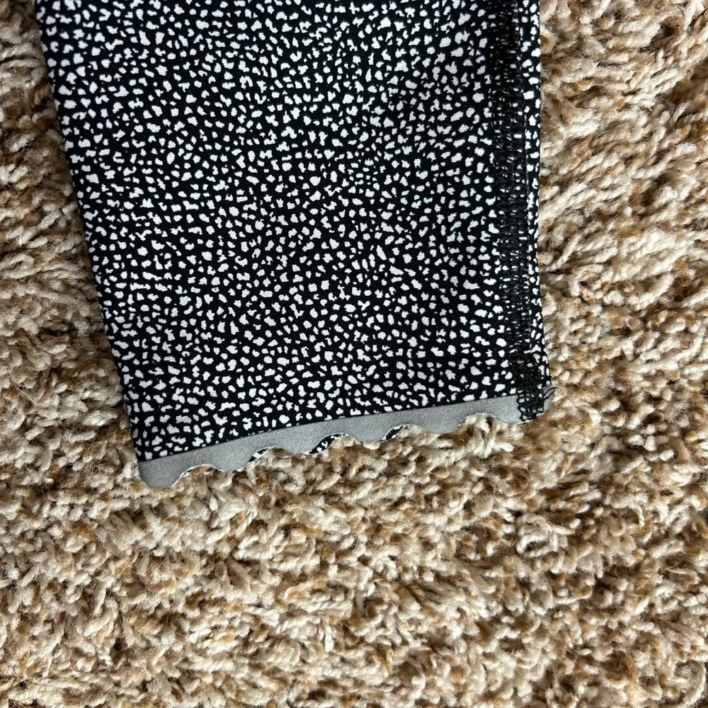 Lululemon Tight Stuff Tight II 25” Reflective Scallop Alpine White/Black Sz 4 - Picture 3 of 15